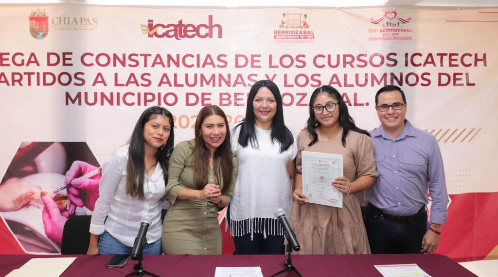Entrega ICATECH Constancias de Capacitación a beneficiarios del municipio de Berriozábal