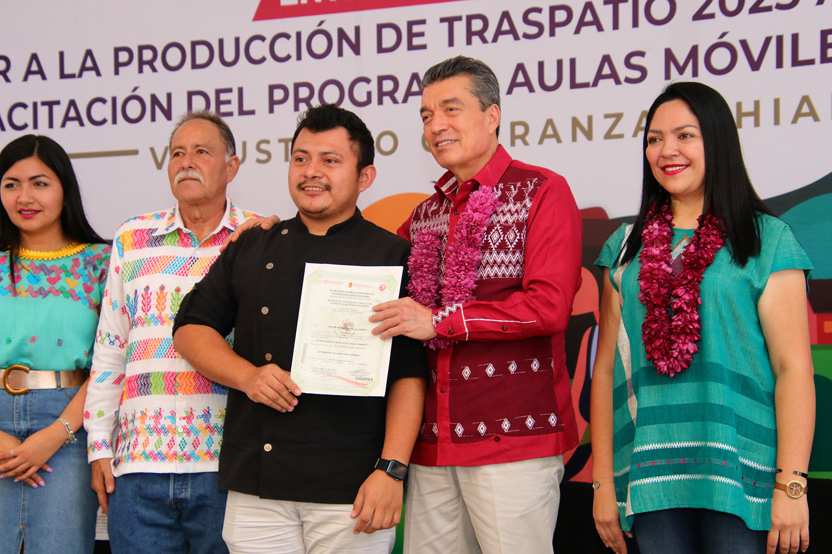 Un hecho histórico el arribo de las Aulas Móviles de  "Estilismo y diseño de imagen" y "Alimentos y bebidas", a Venustiano Carranza, Chiapas